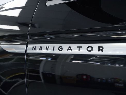 Used 2025 Lincoln Navigator Reserve image 11