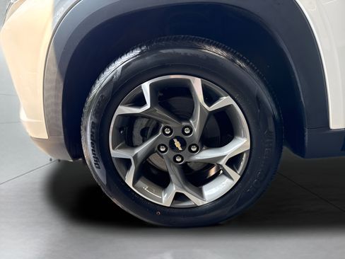 Used 2024 Chevrolet Trax LT w/ Sunroof Package FWD image 4