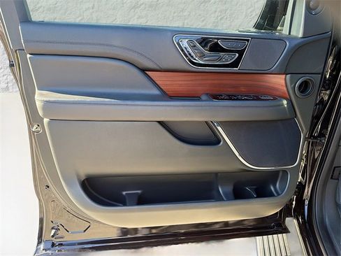 Used 2024 Lincoln Navigator Reserve image 24