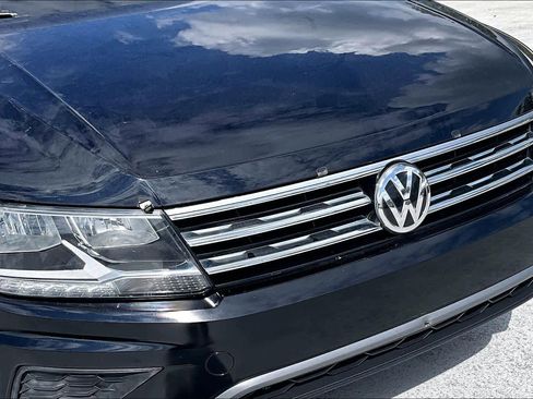 Used 2018 Volkswagen Tiguan SEL AWD/4WD image 30