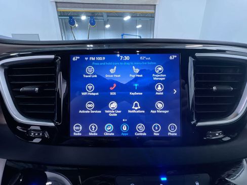 Used 2018 Chrysler Pacifica Touring-L Plus FWD image 24