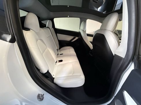 Used 2021 Tesla Model Y Long Range AWD/4WD image 24