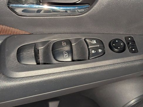 Used 2024 Nissan Kicks SR image 5