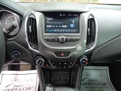 Used 2018 Chevrolet Cruze LT image 17