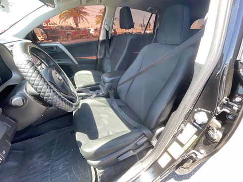 Used 2018 Toyota RAV4 LE FWD image 12