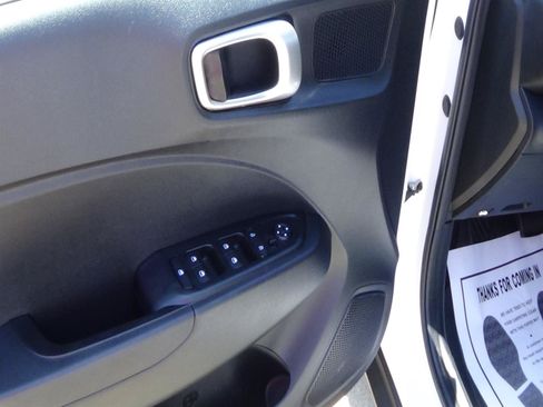 Used 2025 Hyundai Venue SEL FWD image 14