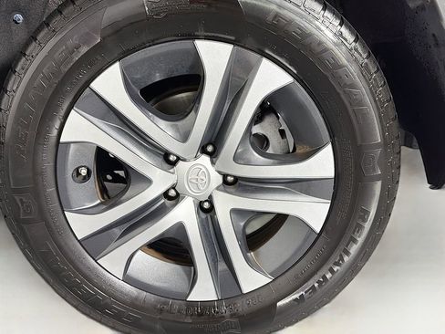 Used 2018 Toyota RAV4 LE FWD image 11