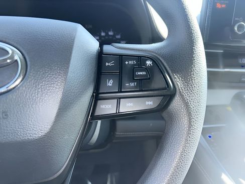 Used 2025 Toyota Sienna LE image 16