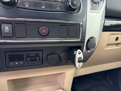 Used 2017 Nissan Titan SV AWD/4WD image 19