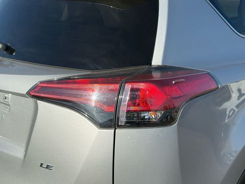 Used 2018 Toyota RAV4 LE FWD image 8