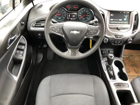 Used 2018 Chevrolet Cruze LT FWD image 13