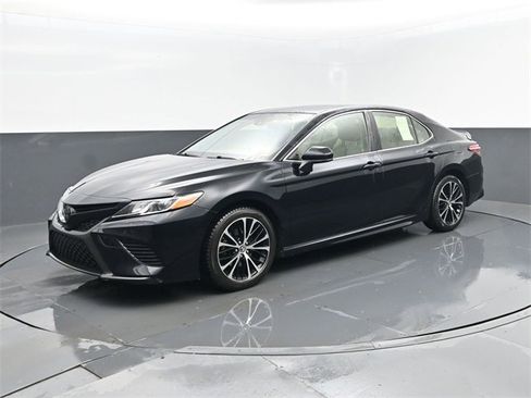 Used 2018 Toyota Camry SE image 2