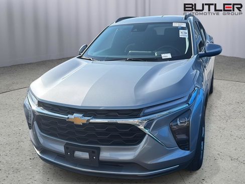 Used 2025 Chevrolet Trax LT FWD image 3