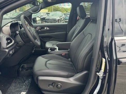 New 2026 Chrysler Pacifica Select image 9