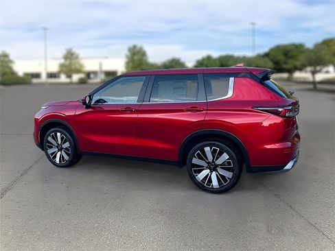 New 2025 Mitsubishi Outlander SE image 5