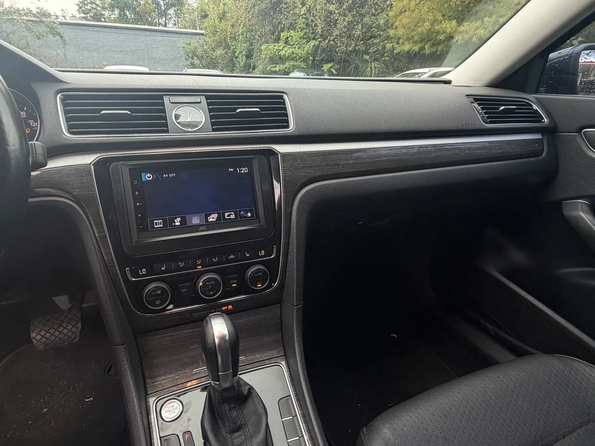 Used 2017 Volkswagen Passat 1.8T SE FWD image 9