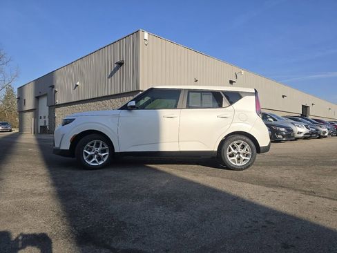 Used 2023 Kia Soul LX w/ LX Technology Package FWD image 11