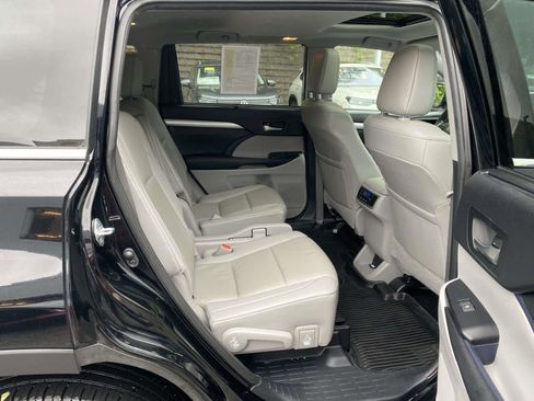 Used 2019 Toyota Highlander XLE AWD/4WD image 30