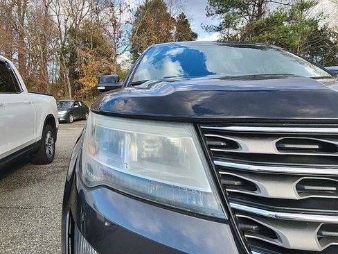 Used 2017 Ford Explorer XLT w/ Equipment Group 202A image 7