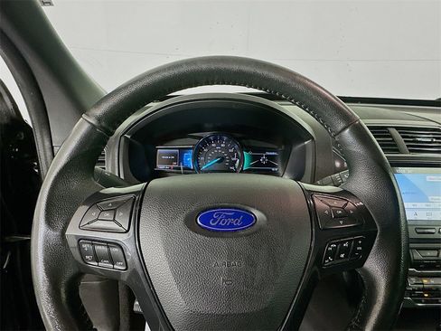 Used 2018 Ford Explorer XLT w/ Equipment Group 202A image 11