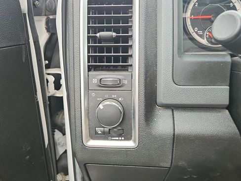 Used 2019 RAM 1500 Classic SLT AWD/4WD image 19