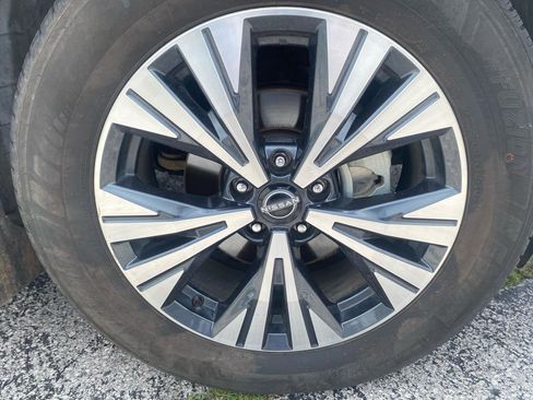 Used 2023 Nissan Rogue SV FWD image 4