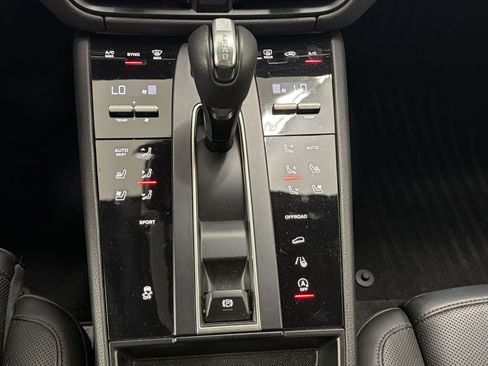 Used 2024 Porsche Macan AWD/4WD image 16