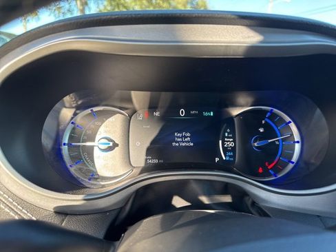 Used 2024 Chrysler Pacifica Select image 25