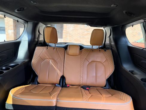 Used 2023 Chrysler Pacifica Pinnacle FWD image 23