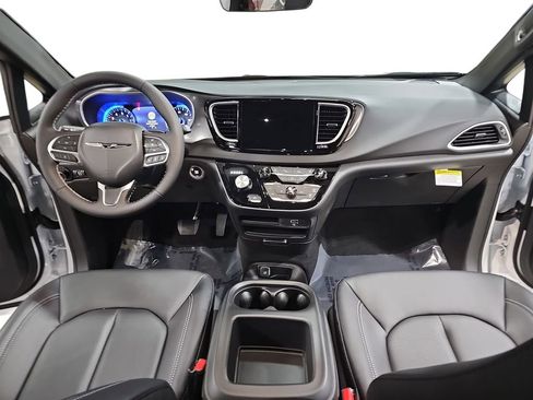 New 2026 Chrysler Voyager LX image 9