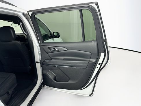Used 2025 Chevrolet Traverse LT FWD image 32