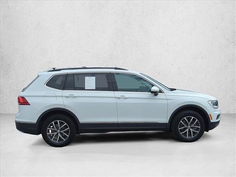 Used 2020 Volkswagen Tiguan SE w/ Panoramic Sunroof Package FWD image 4