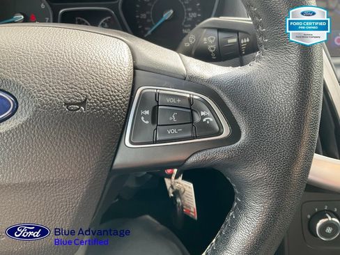 Used 2017 Ford Focus SE w/ Cold Weather Package FWD image 9
