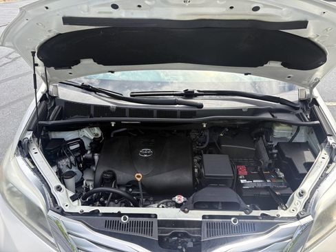 Used 2017 Toyota Sienna Limited Premium FWD image 12