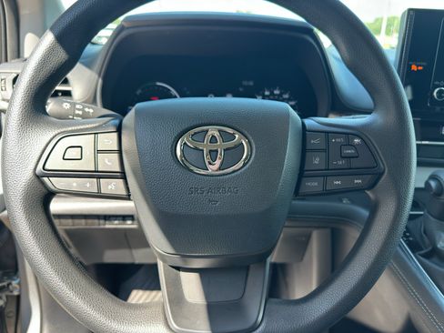 Used 2026 Toyota Sienna LE AWD/4WD image 16