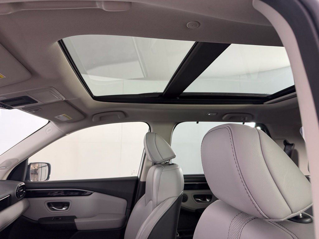 Used 2023 Honda Pilot Touring image 17