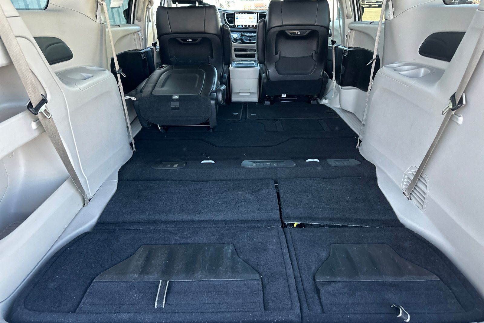 Used 2023 Chrysler Pacifica Touring-L FWD image 16