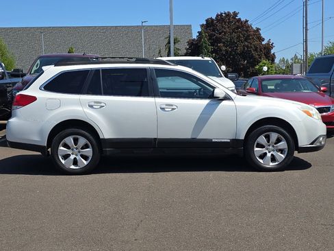 Used 2011 Subaru Outback 2.5i Limited w/ PWR Moonroof Pkg AWD/4WD image 3