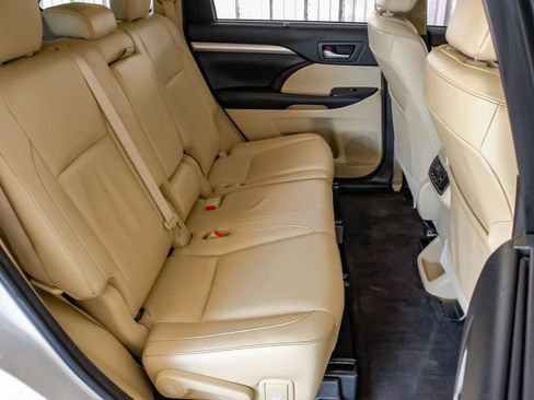 Used 2018 Toyota Highlander XLE image 32