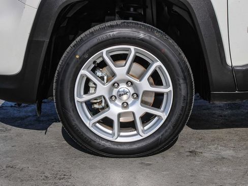 Used 2023 Jeep Renegade Latitude AWD/4WD image 11