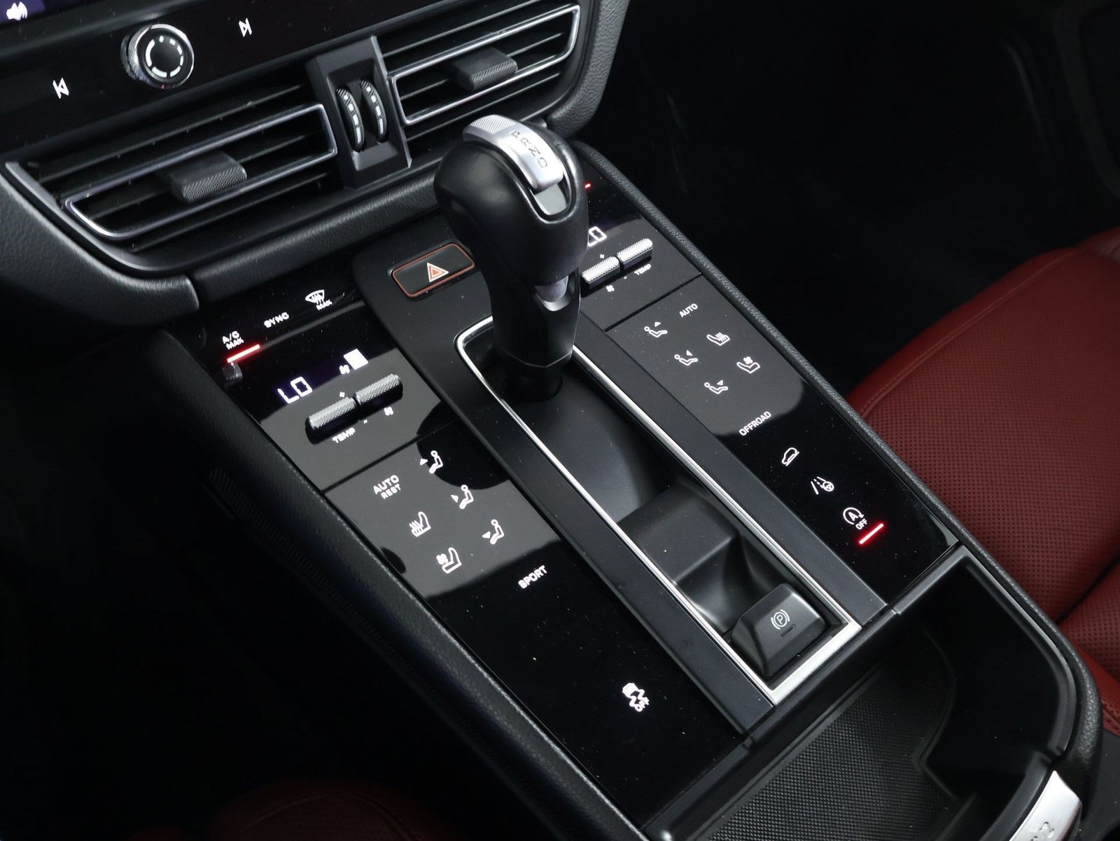Certified 2024 Porsche Macan AWD/4WD image 18