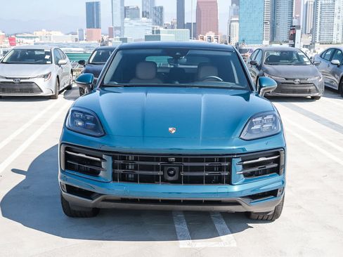 Used 2025 Porsche Cayenne image 2