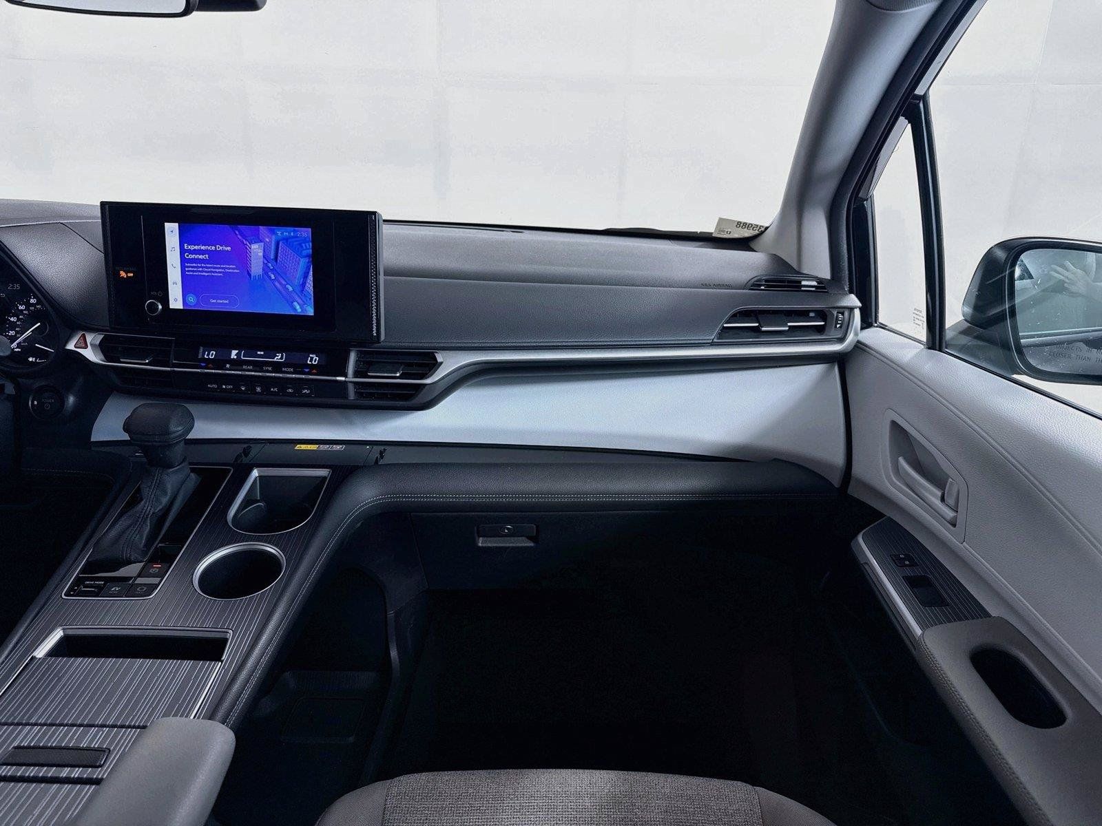 Used 2025 Toyota Sienna LE FWD image 34