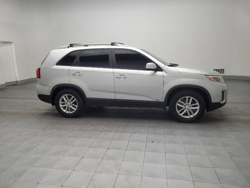 Used 2015 Kia Sorento LX image 11