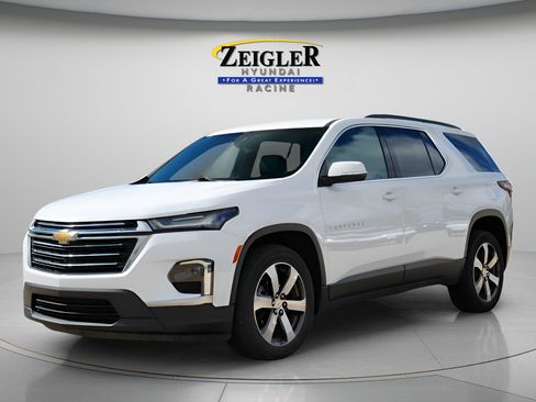 Used 2023 Chevrolet Traverse LT w/ LT Premium Package AWD/4WD image 2