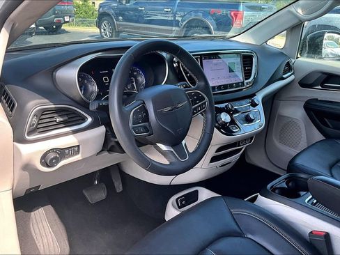 Used 2024 Chrysler Pacifica Touring-L FWD image 5