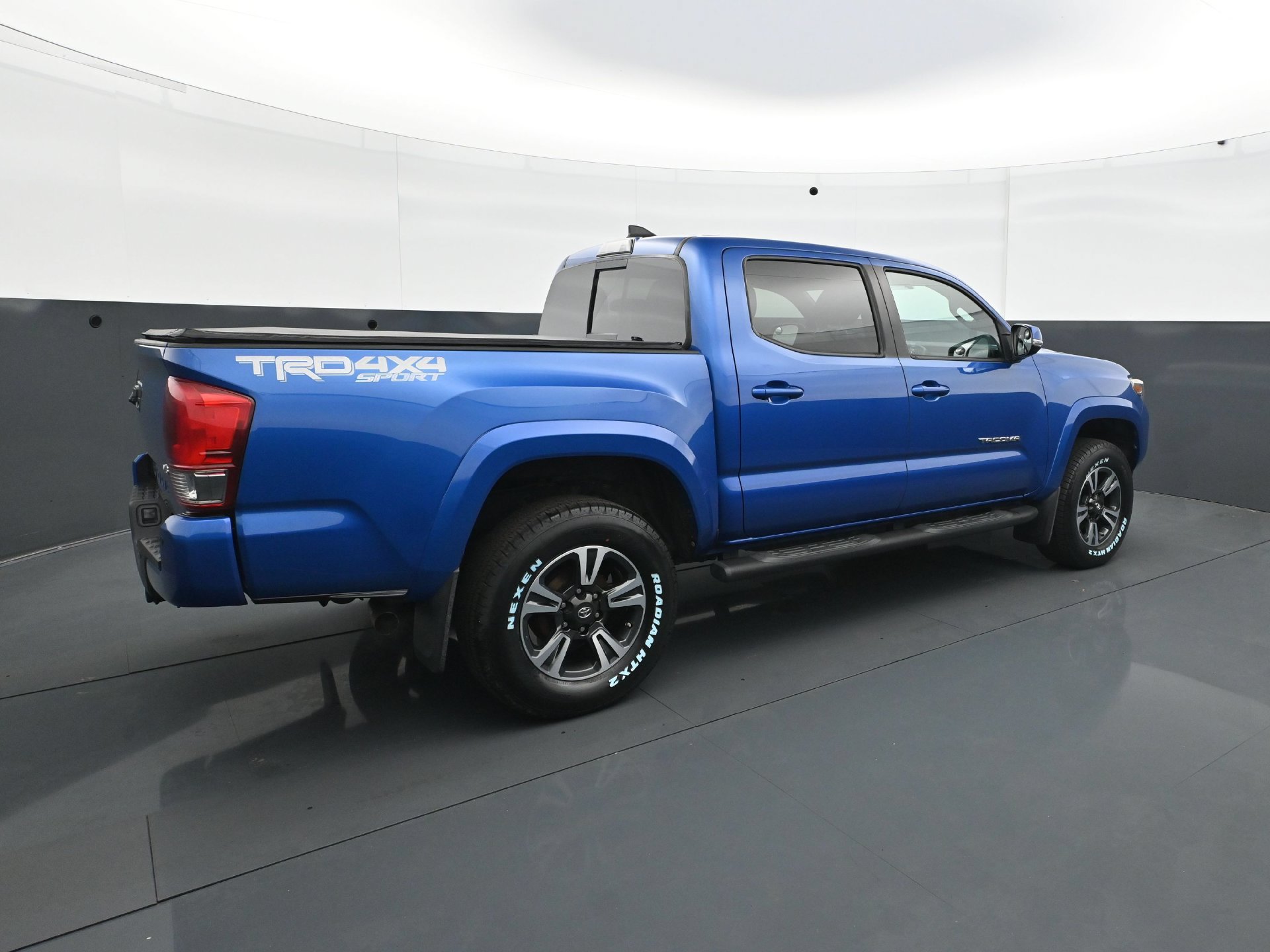 Used 2017 Toyota Tacoma TRD Sport w/ Premium & Technology Package AWD/4WD image 7