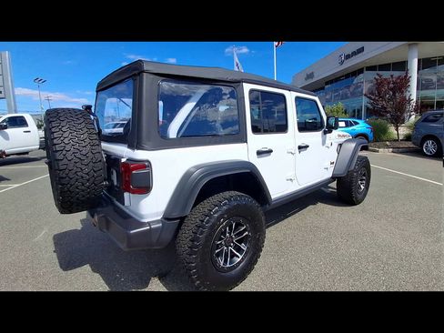 Used 2025 Jeep Wrangler Unlimited Rubicon w/ XTREMEE 35" Tire Package AWD/4WD image 8