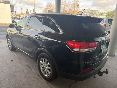 Used 2017 Kia Sorento LX image 4