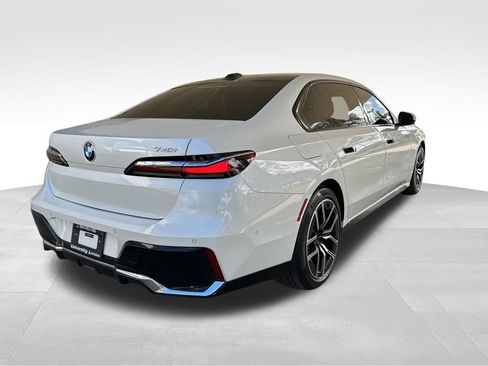 Used 2024 BMW 740i image 3